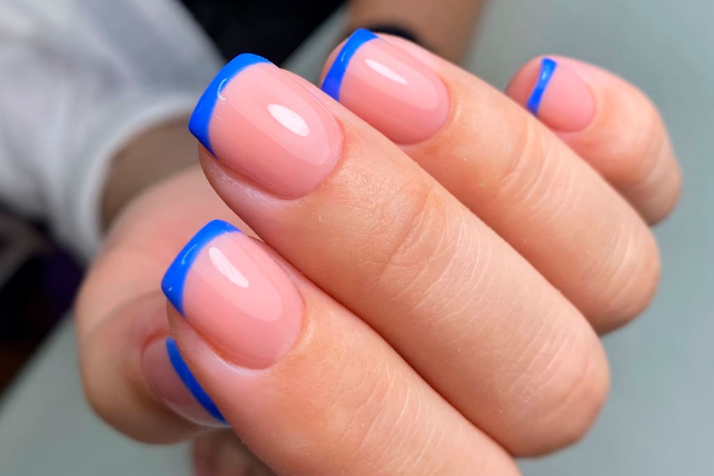 diseño de uñas primavera azul peltre