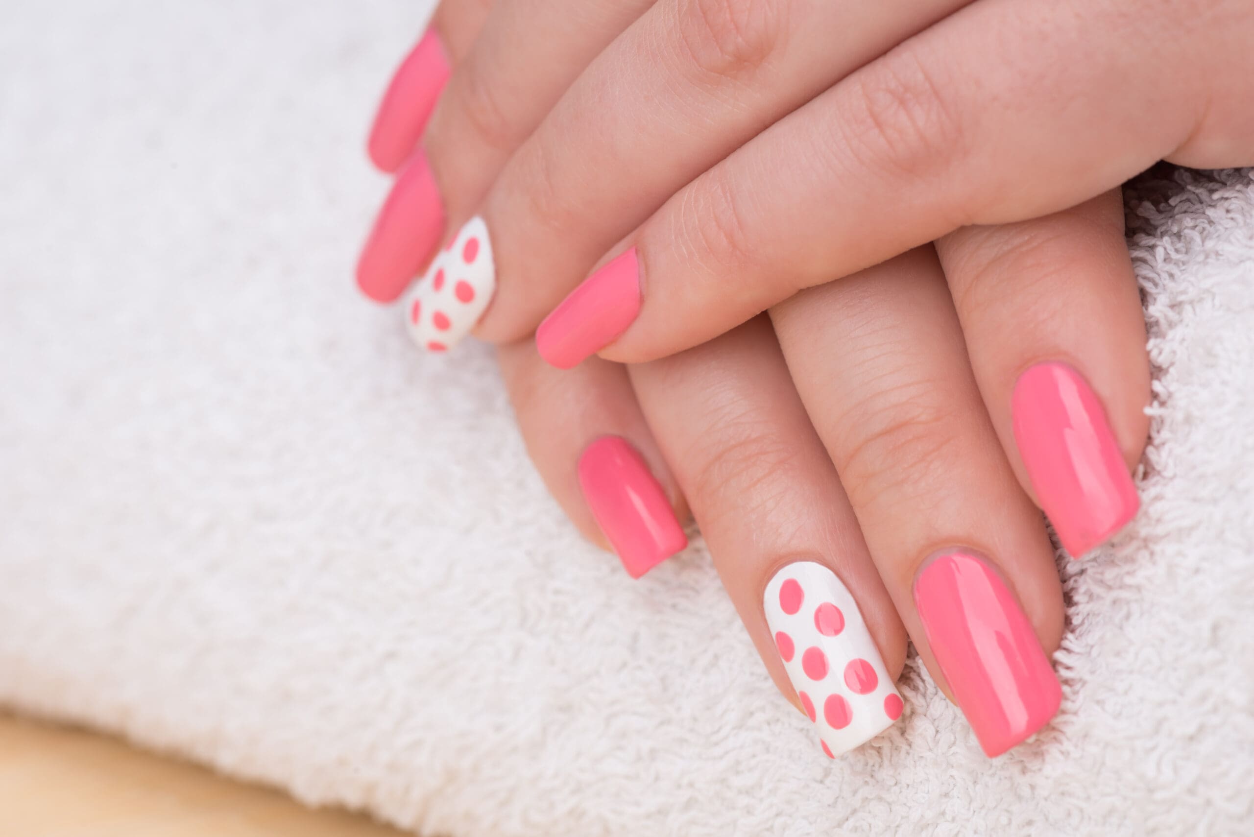 diseño de uñas primavera rosa barbie