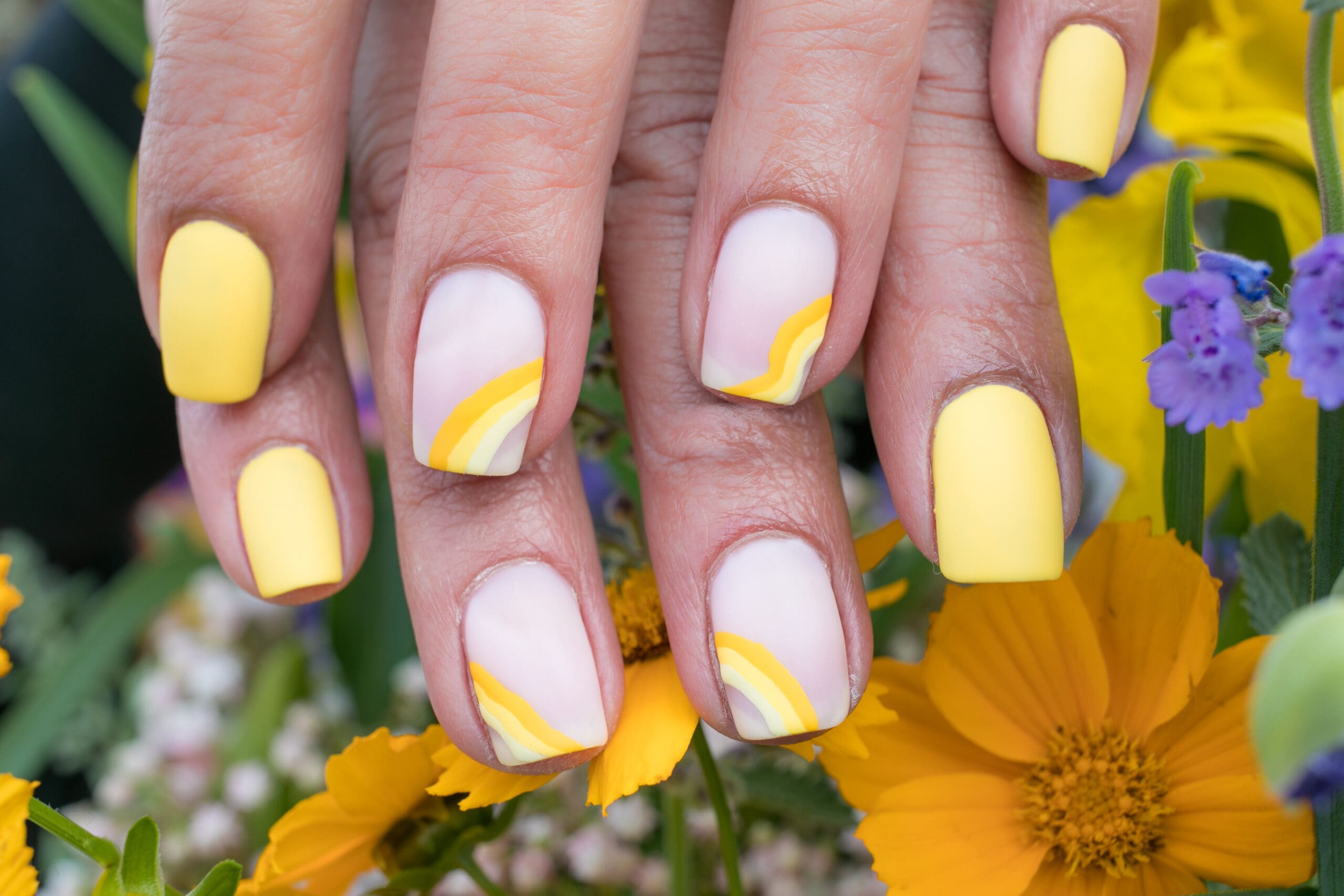 diseño uñas primavera swirl nails